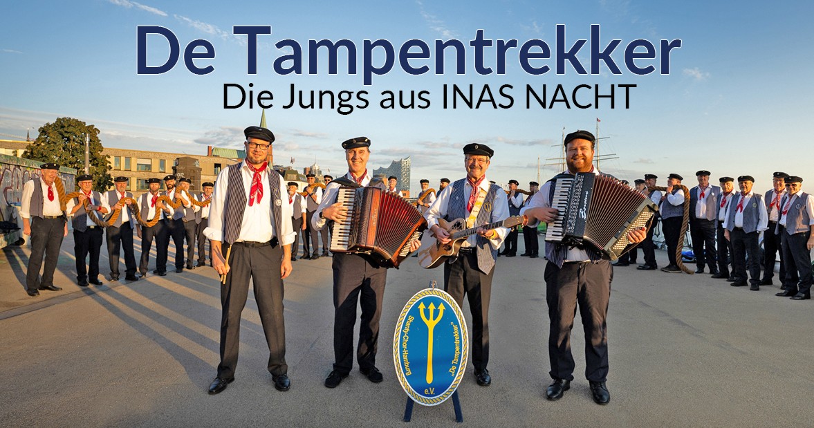 Der Hamburger Shantychor De Tampentrekker mit Band im Hafen